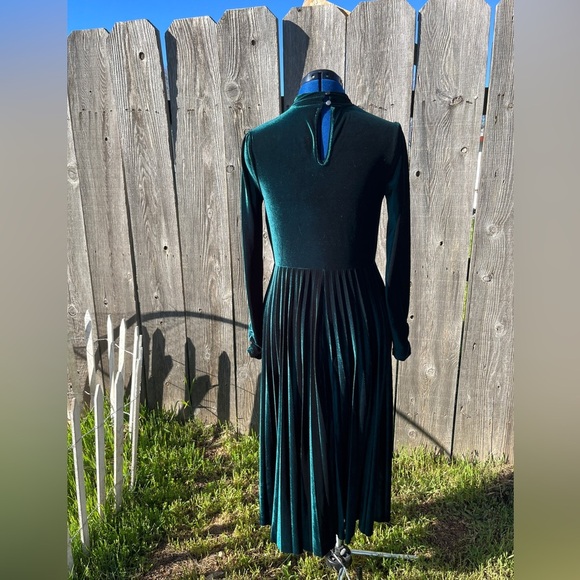 Oasis Elegant Green faux Velvet Dress - Picture 4 of 5